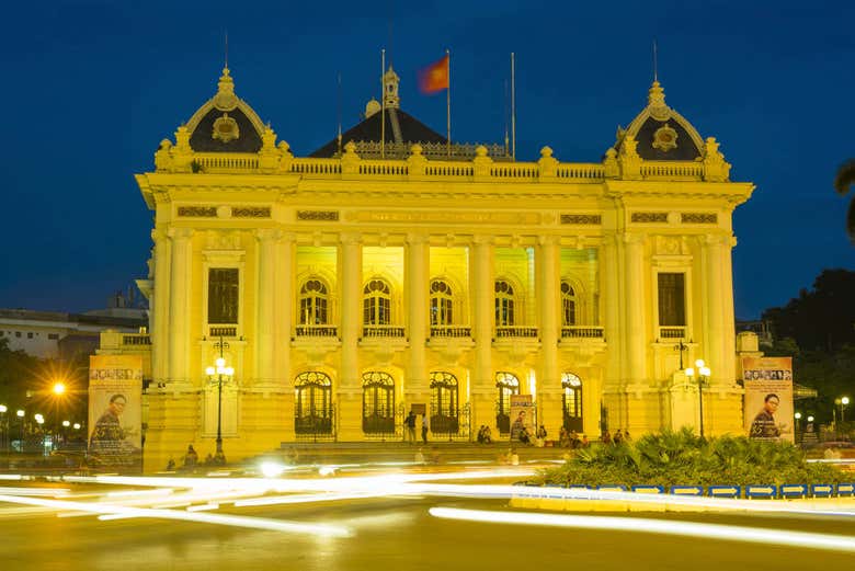 Ópera de Hanói por la noche