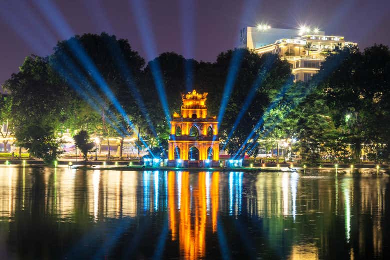 Panorámica nocturna del lago Hoan Kiem