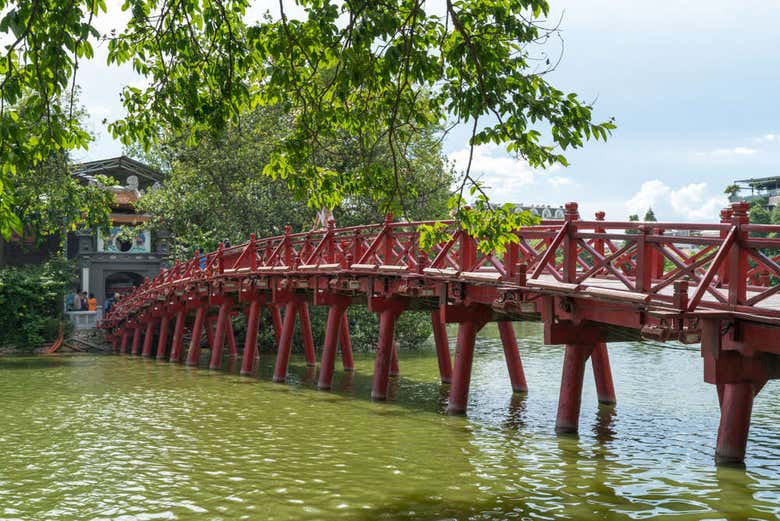 Puente Rojo, en el lago del distrito de Hoàn Kiếm