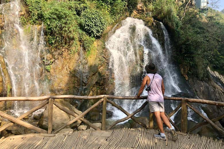 Contemplando le cascate di Cat Cat