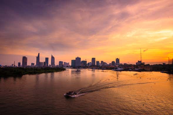 Crucero por el río Saigón al atardecer