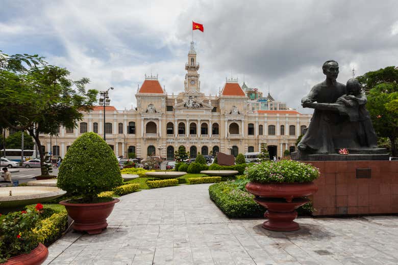 Admire the façade of Ho Chi Minh City Hall
