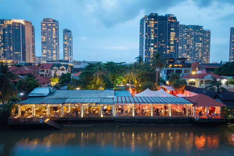Vistas de un restaurante en la orilla del río Saigón
