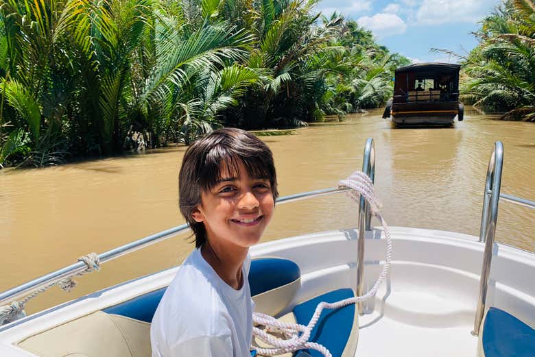 Un niño disfrutando del paseo por el canal