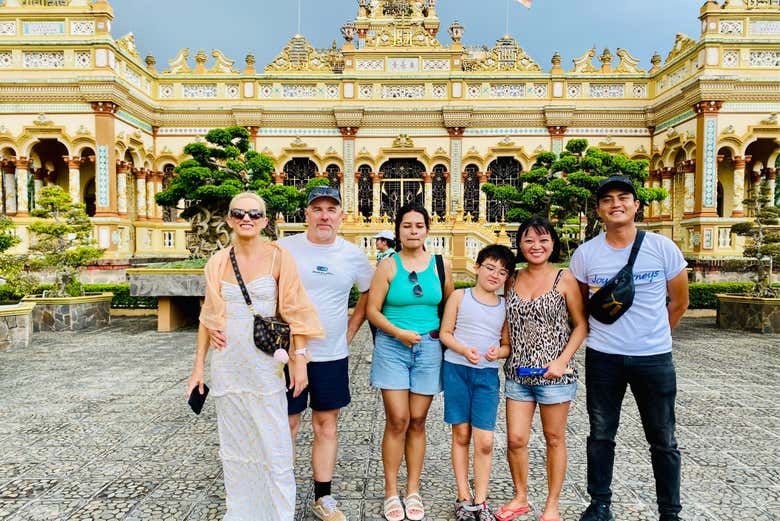 Devant la pagode Vinh Trang