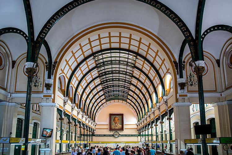 Interior de la oficina central de correos