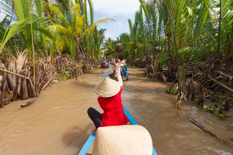 Navegando por los canales del delta del río Mekong