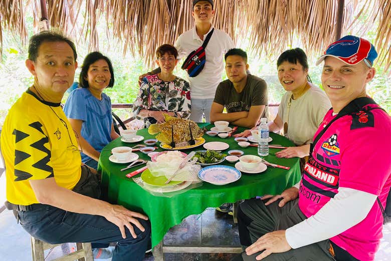 Déjeuner typique chez une famille locale