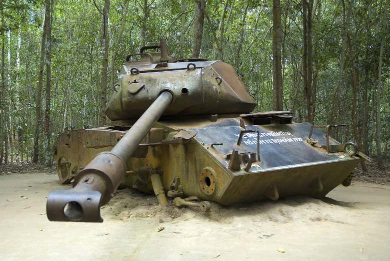 Tanque de guerra junto a los túneles