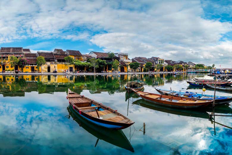 Edifici e barche sui canali sul fiume a Hoi An