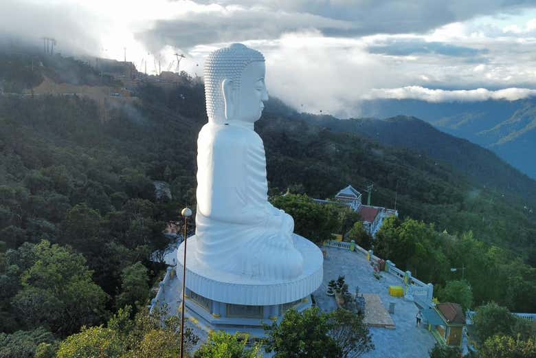 Contemplando un buda gigantesco