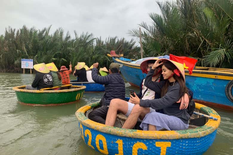 Durante el paseo en barca de bambú