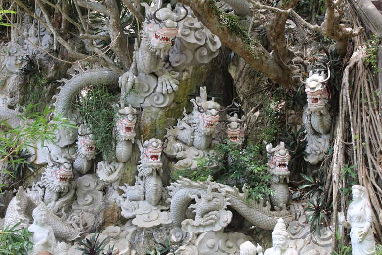 Esculturas talhadas na montanha