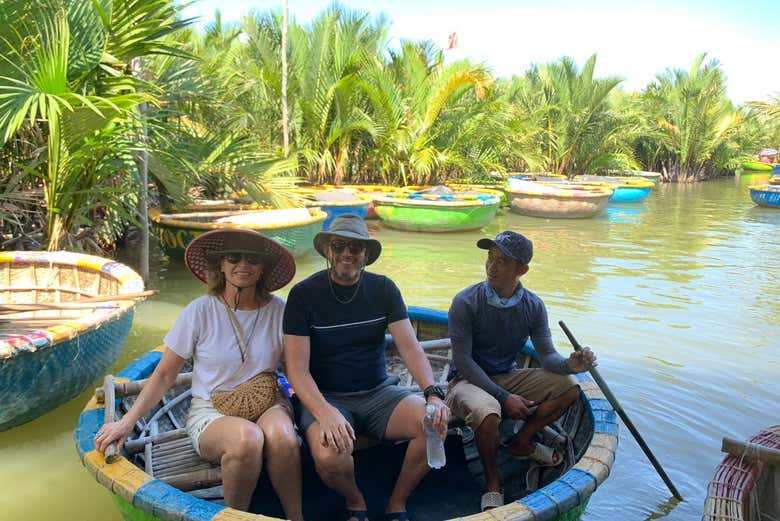 Posando en la barca de bambú