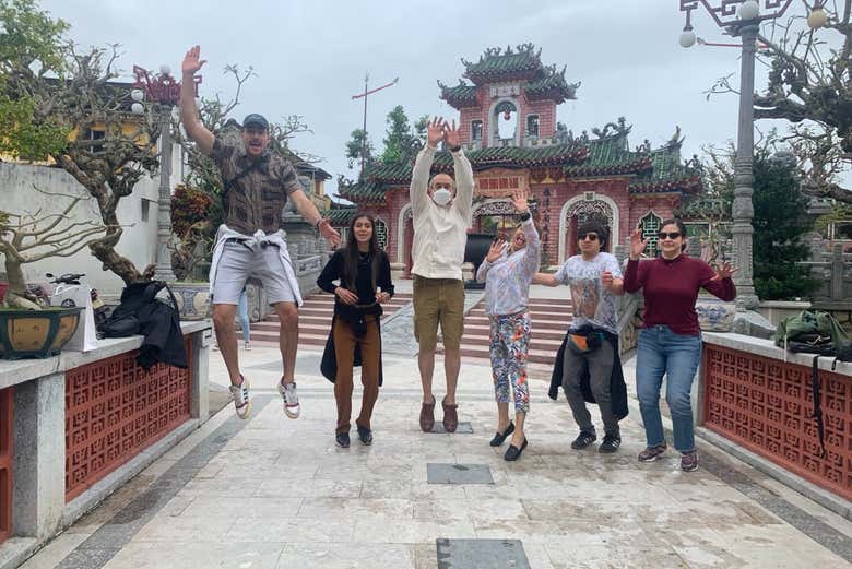 Momento foto junto al templo Quang Dong