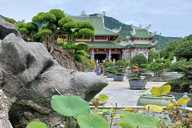 Explorando los jardines de la pagoda Linh Ung