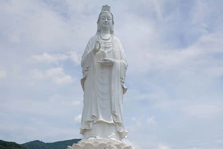 Admiraréis la pagoda Linh Ung y su estatua de la diosa budista