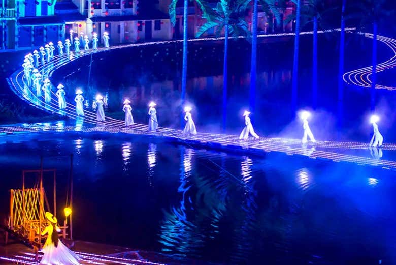 Una pasarela repleta de mujeres desfilando sobre el agua