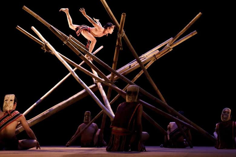 Bailarinos fazendo diferentes acrobacias