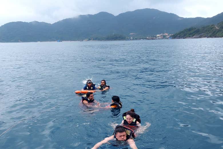Snorkeling dans les eaux des îles Cham