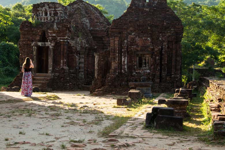Caminando entre las ruinas de los templos