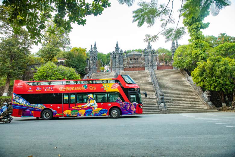 O ônibus passando por uma das atrações de Hue