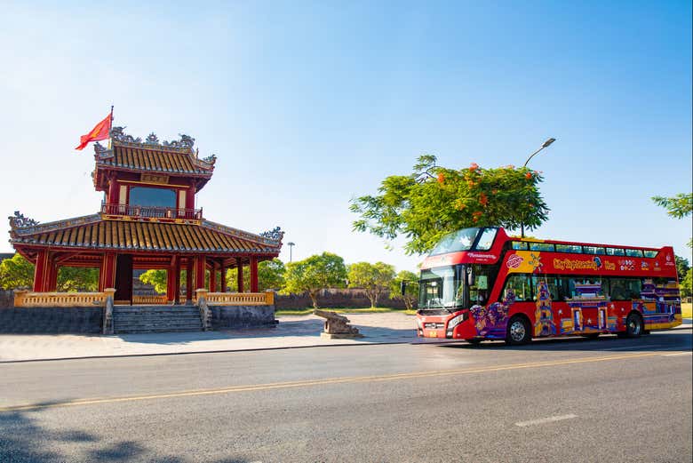 O ônibus passando em frente Cidadela Imperial de Hue