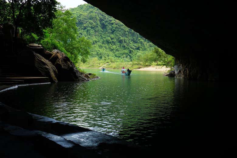 Paseando en barco por las cuevas de Phong Nha