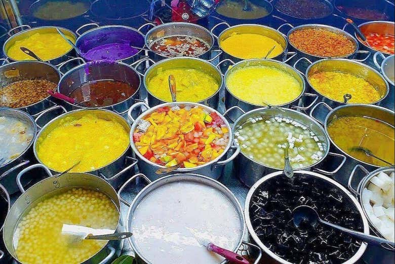 Diferentes panelas com pratos tradicionais vietnamitas
