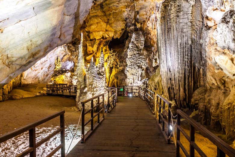 Interior de la gruta Paradise Cave de Vietnam