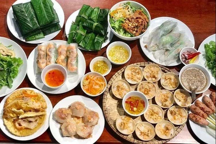 Uma mesa repleta de pratos vietnamitas