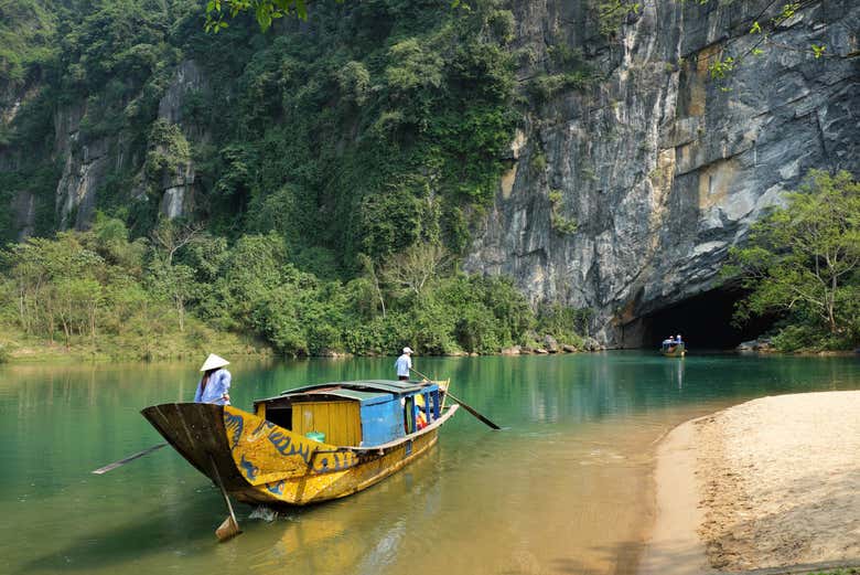 Barco para visitar las cuevas