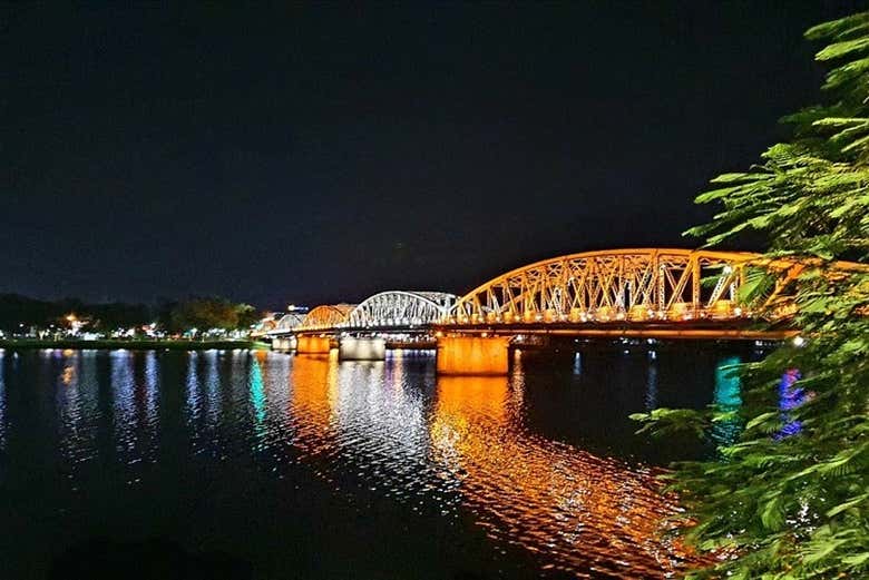 Ponte de Hue ao anoitecer