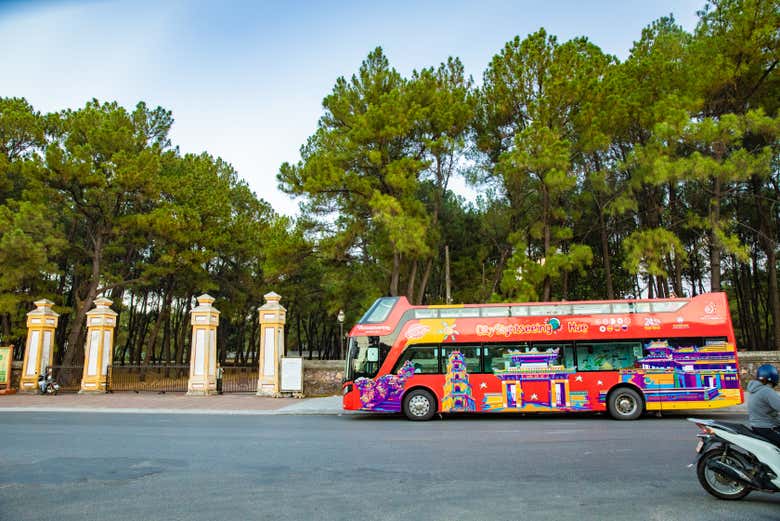 Percorrendo Hue com o ônibus turístico