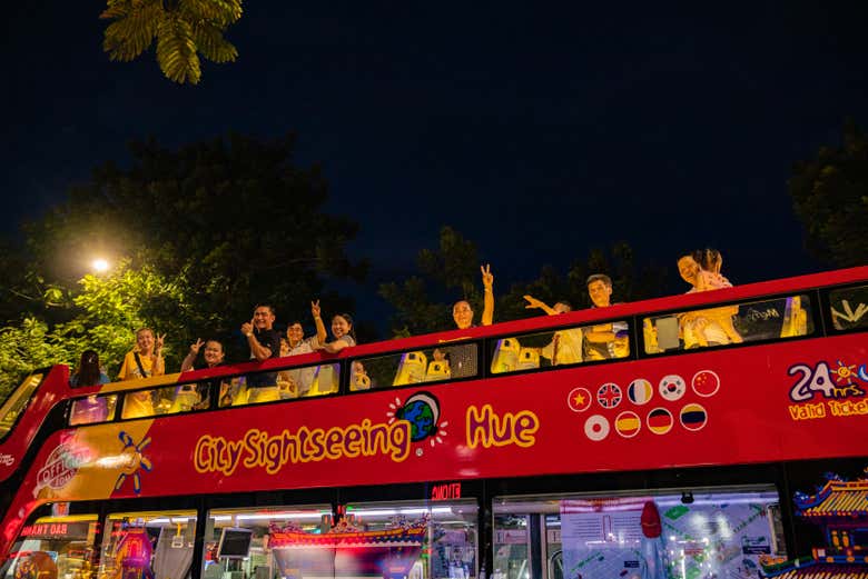Turistas no andar superior do ônibus
