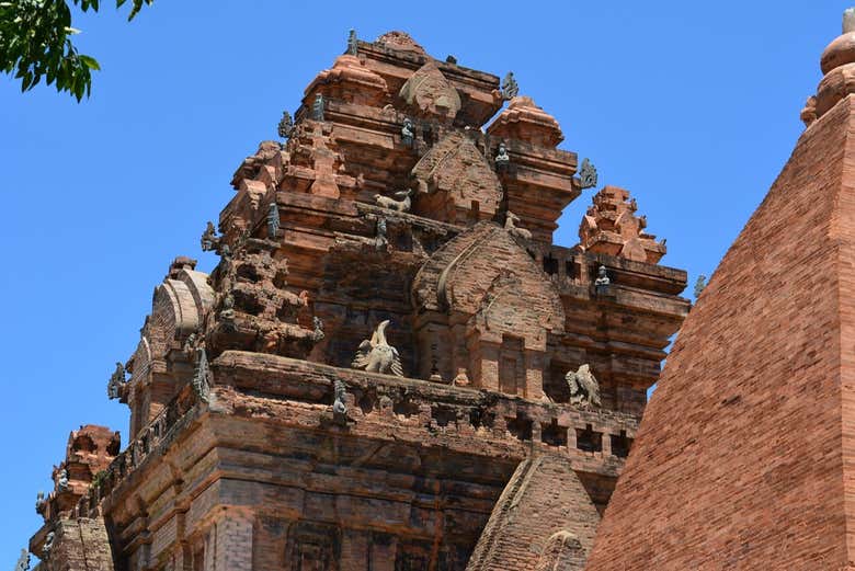 Detalles en la torre Po Ngar