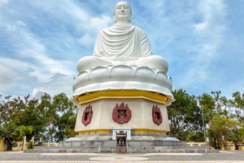 Estatua de buda en la pagoda Long Son