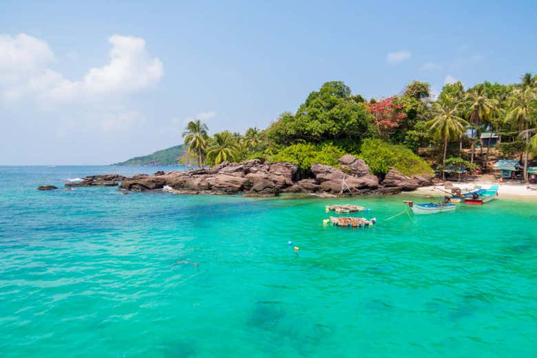 Águas turquesas da ilha May Rut