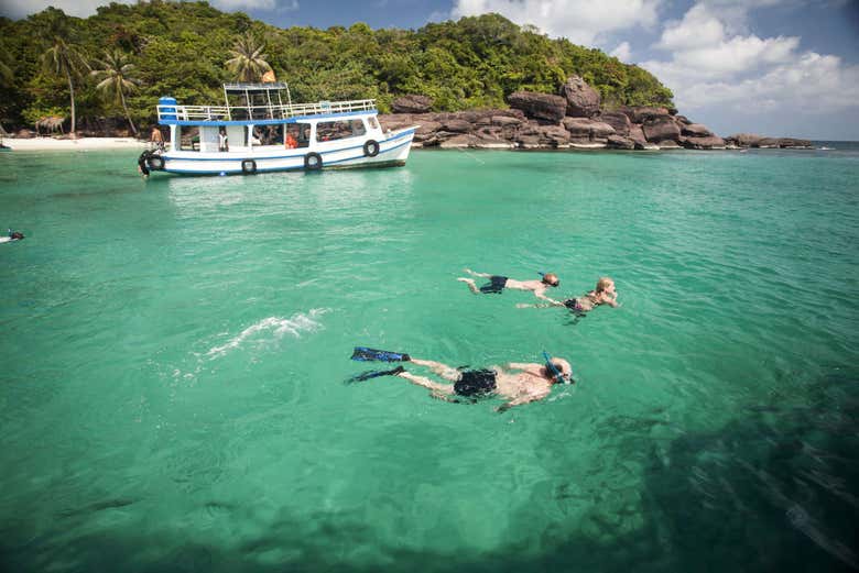Fazendo snorkel na ilha Buom