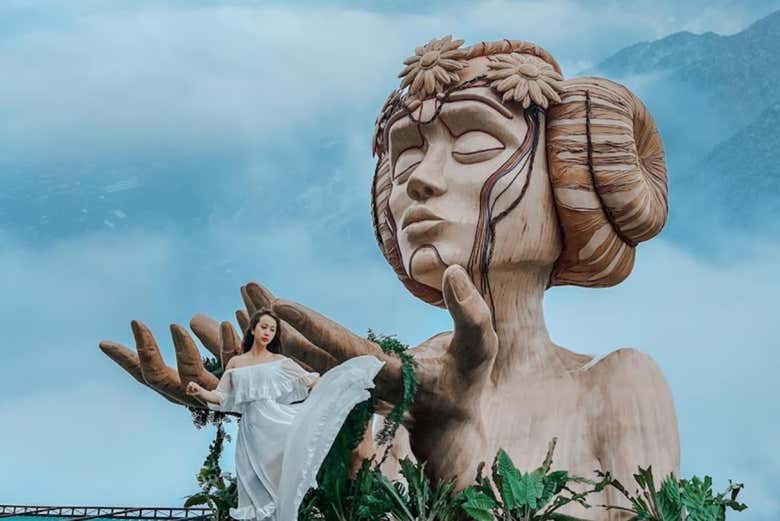 Estatua gigante de Moana con las montañas de fondo 