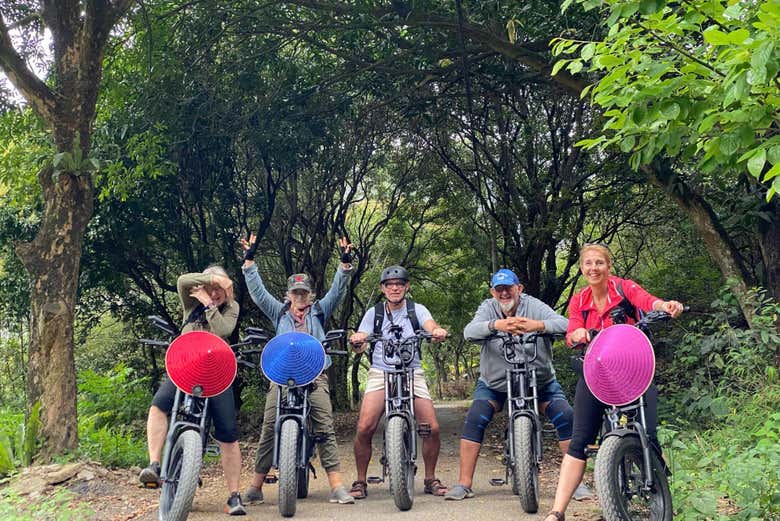 Photo de groupe pendant la balade à vélo électrique  