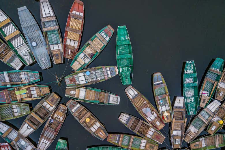 Botes esperando a los turistas en Tam Coc