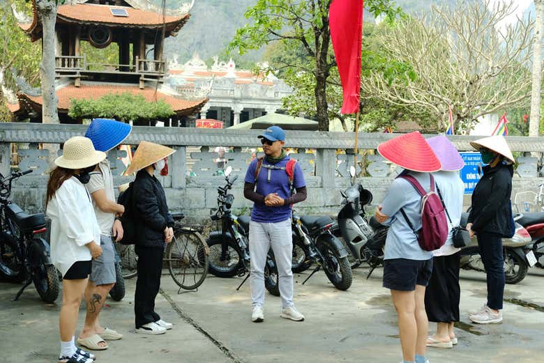 Escuchando las explicaciones del guía 