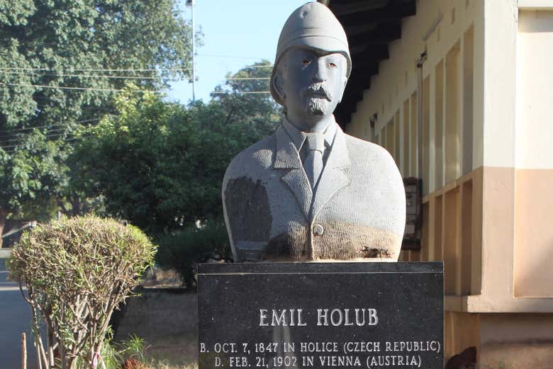 Busto a Emil Holub en Livingstone