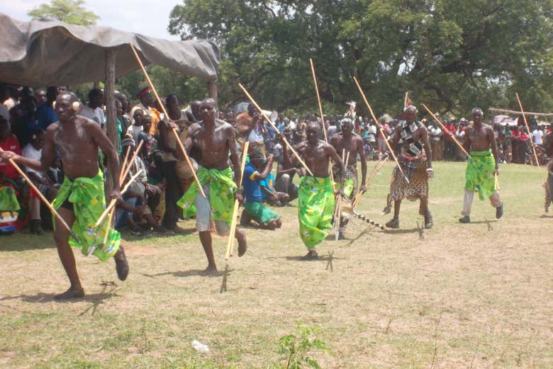 Danza guerrera en una aldea tradicional de Zambia