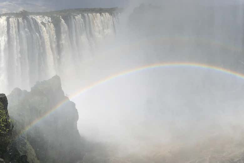 Contemplando as cataratas Victoria