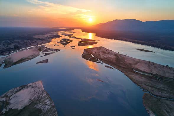 Paseo en barco al atardecer por el río Zambezi