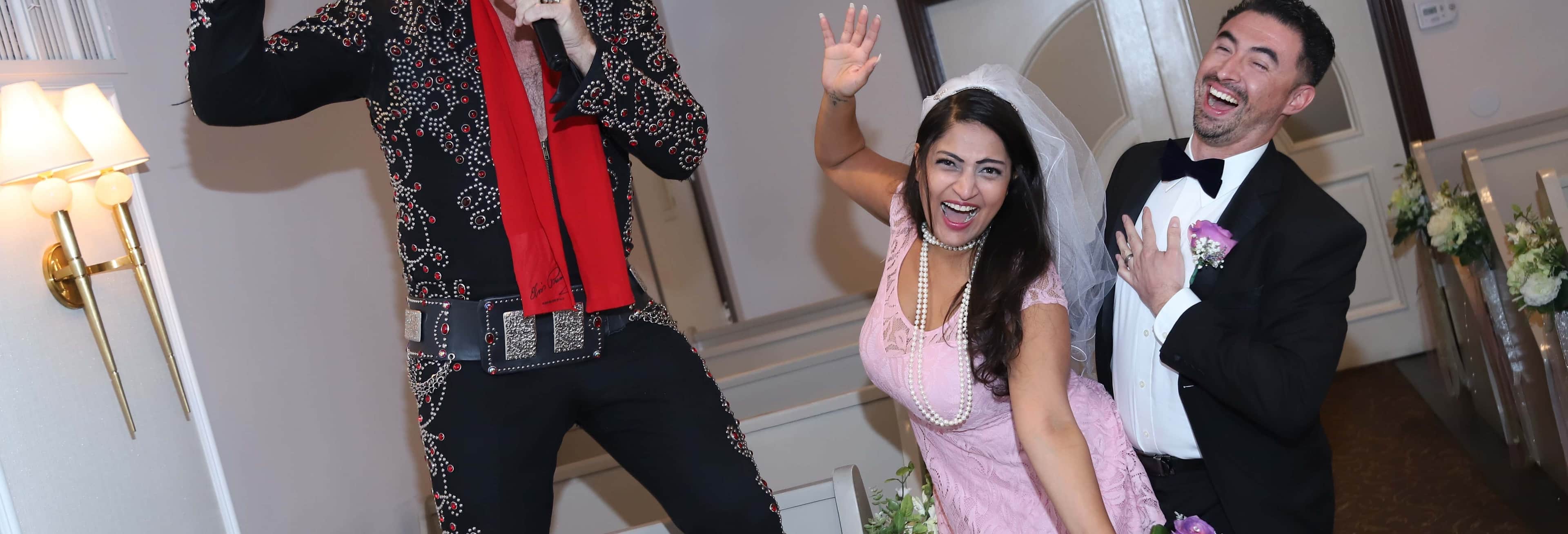 Boda Elvis en la capilla Graceland
